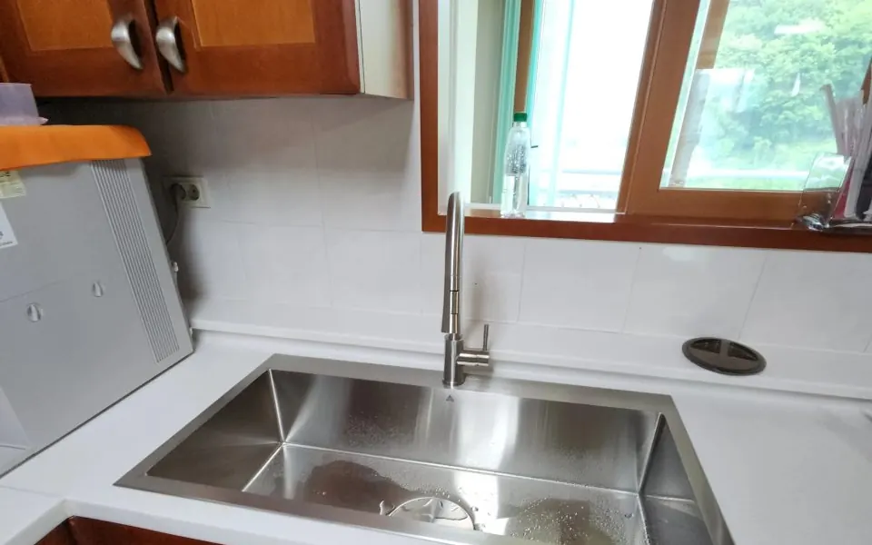 브랜드 사각싱크볼 시공이 완료된 주방